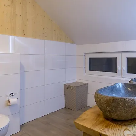 هاوس لوسربليك * التوسي